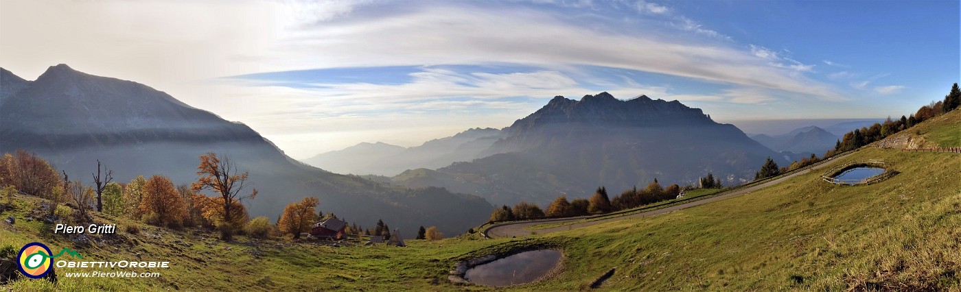 92 Dal parcheggio d'Alpe Arera verso il tramonto con i colori dell'autunno.jpg